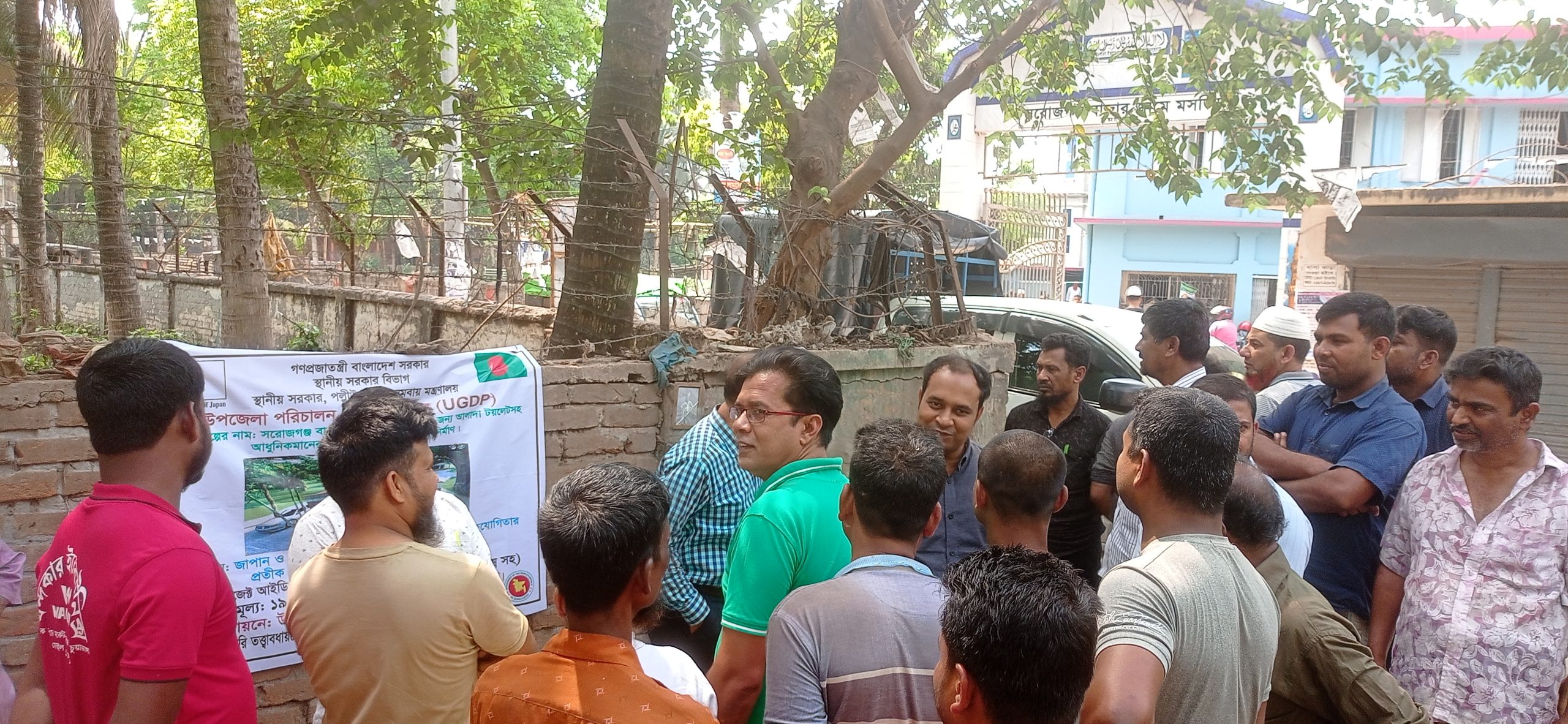 সরোজগঞ্জে টয়লেট ও যাত্রী ছাউনি নির্মাণ প্রকল্প শুরু