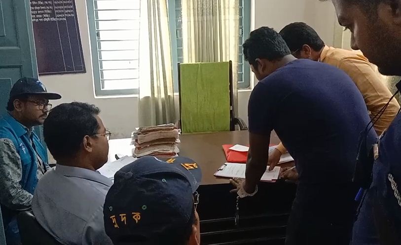 মেহেরপুর বিআরটিএ অফিসে দুদকের অভিযান
