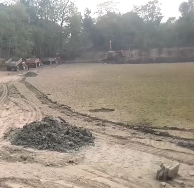 আলমডাঙ্গায় পুকুর খনন করে ইটভাটায় মাটি বিক্রির অভিযোগ