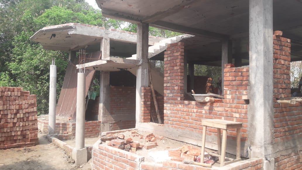 আদালতের আদেশ অমান্য করে ভীতি দেখিয়ে বাড়ি নির্মাণের অভিযোগ