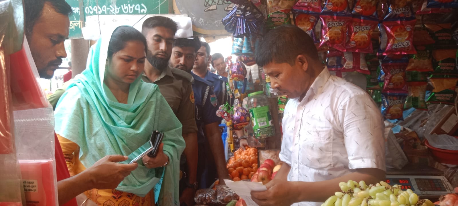 জীবননগর বাসস্ট্যান্ডে অতিরিক্ত দামে তরমুজ ও মুরগী বিক্রি