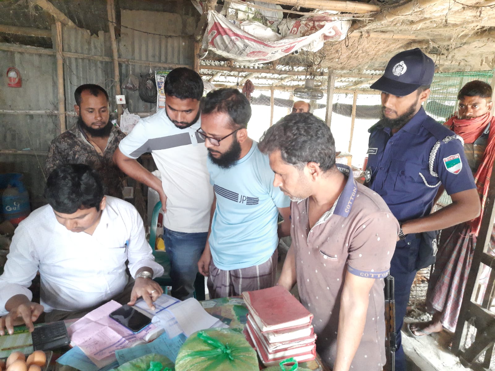 অস্বাস্থ্যকর মুরগীর মাংস জব্দ, ব্যবসায়ীকে জরিমানা