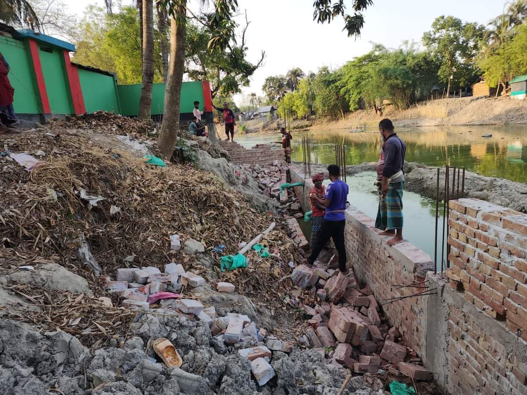 কুড়ুলগাছির সদাবরী খালের পাড় থেকে অবৈধ স্থাপনা উচ্ছেদ