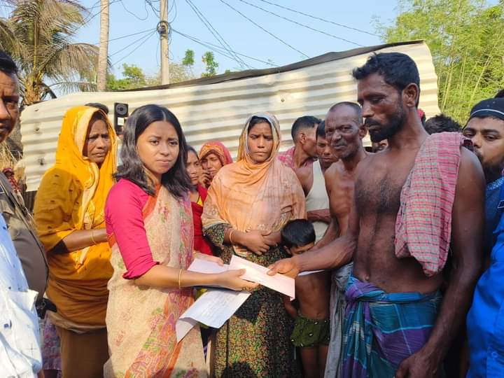 দামুড়হুদায় আগুনে পুড়ল ৫ পরিবারের বসতঘর