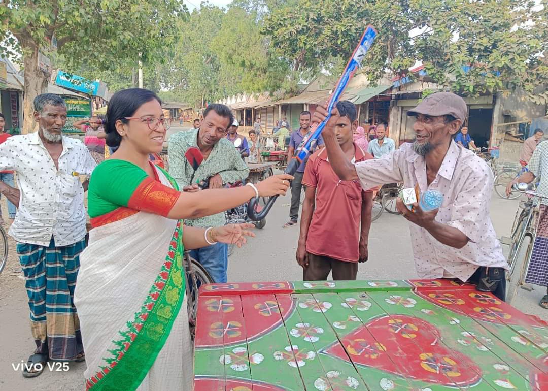 আলমডাঙ্গায় ছাতা, খাবার পানি ও জুস বিতরণ