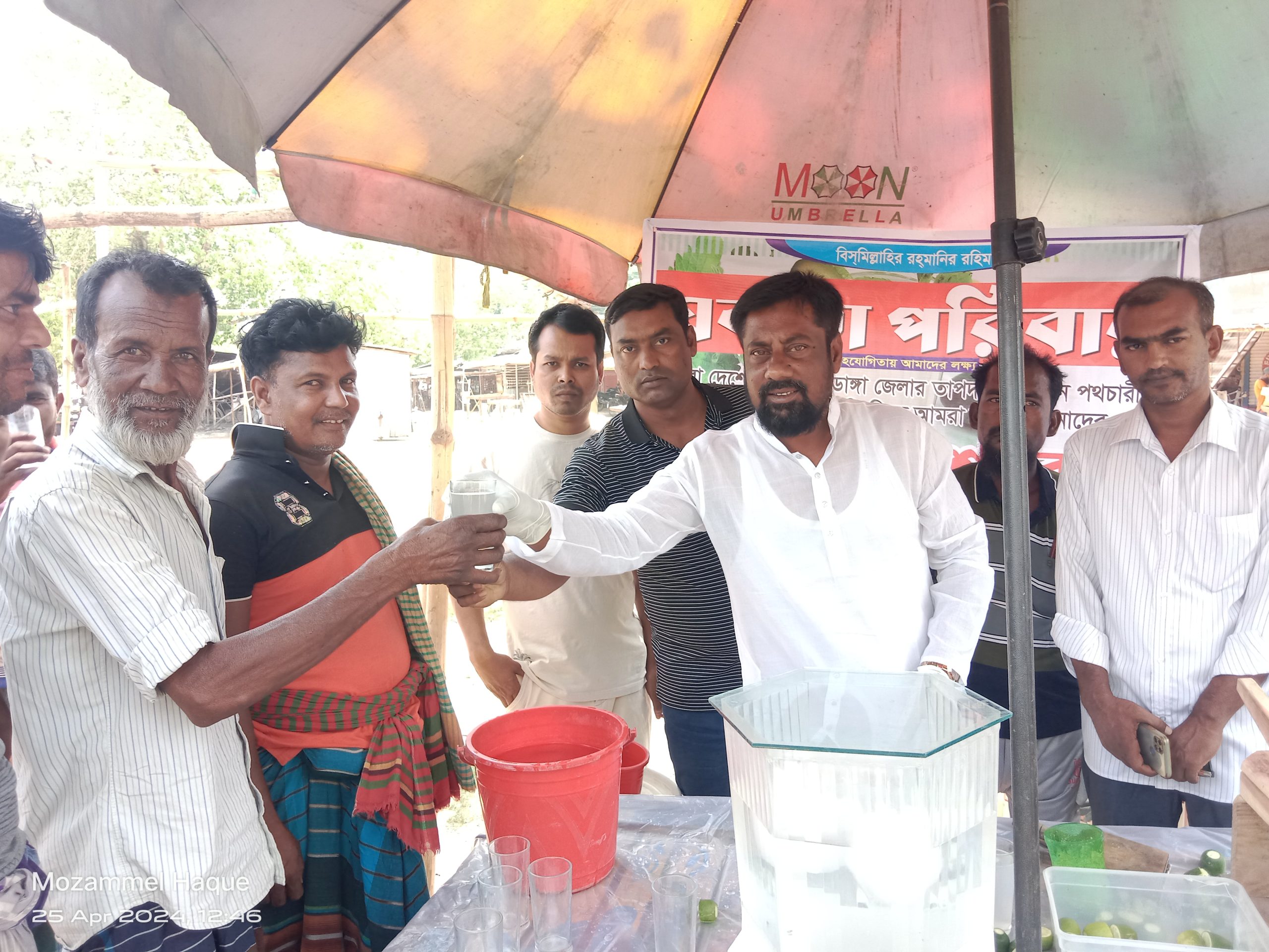 দামুড়হুদা ও আন্দুলবাড়ীয়ায় লেবুর শরবত বিতরণ