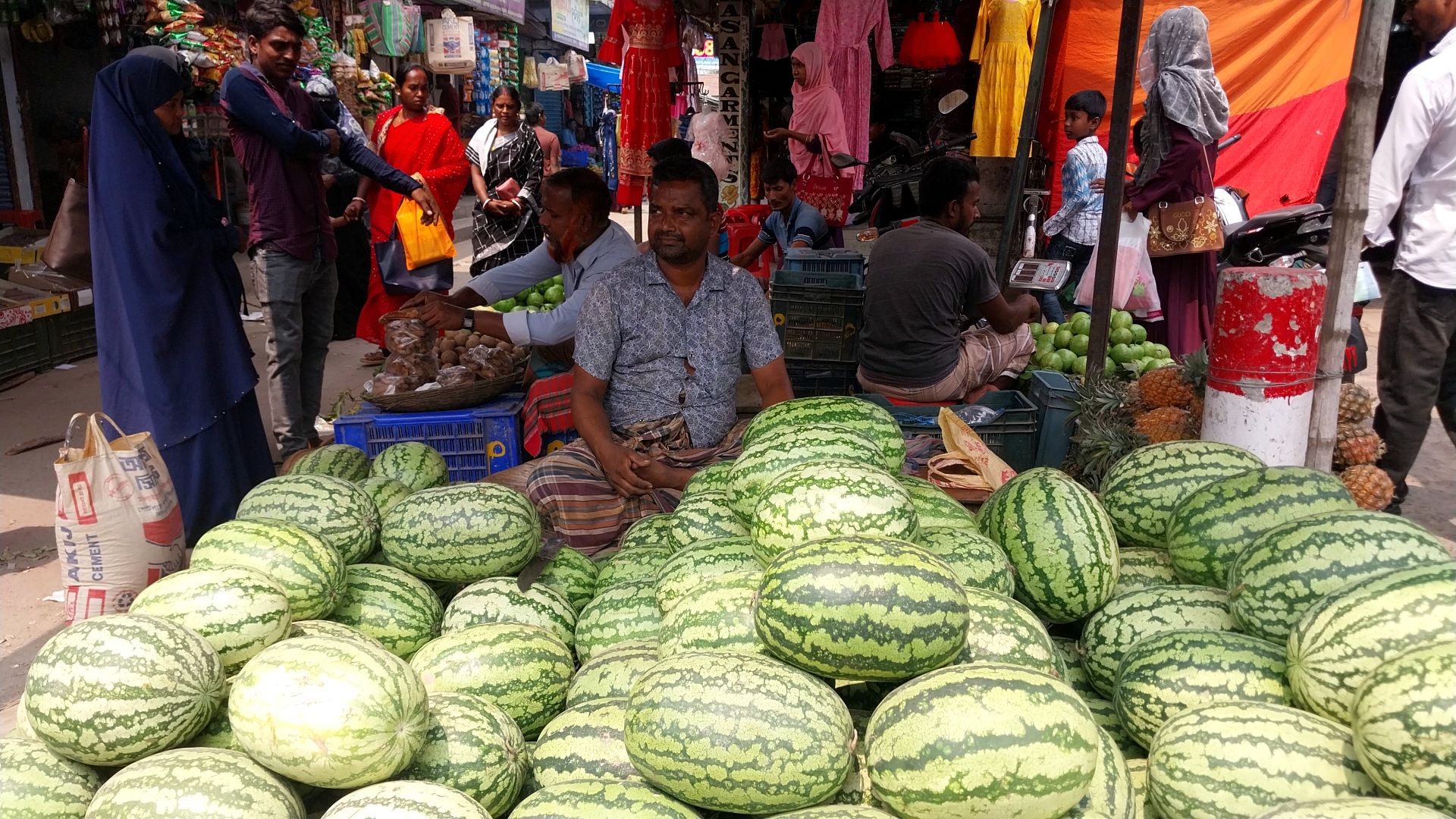 ক্রেতা সঙ্কটে পচছে তরমুজ, লোকসানে ব্যবসায়ীরা