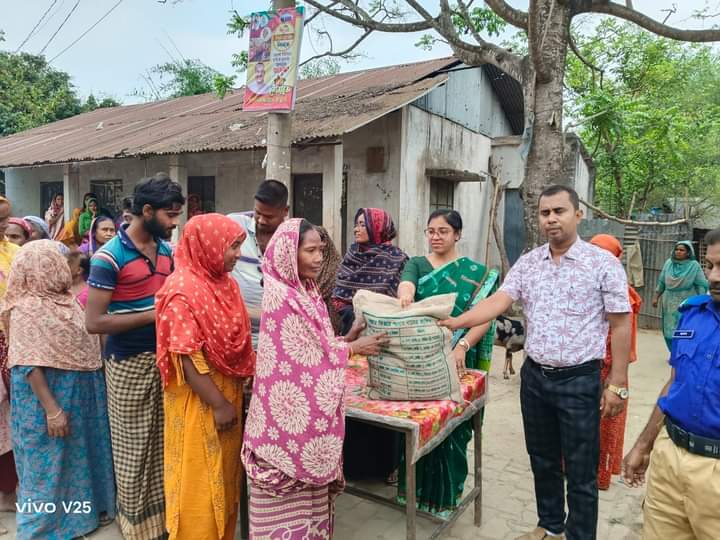 আলমডাঙ্গায় আশ্রয়ণ প্রকল্পের বাসিন্দারা পেল ঈদ উপহার