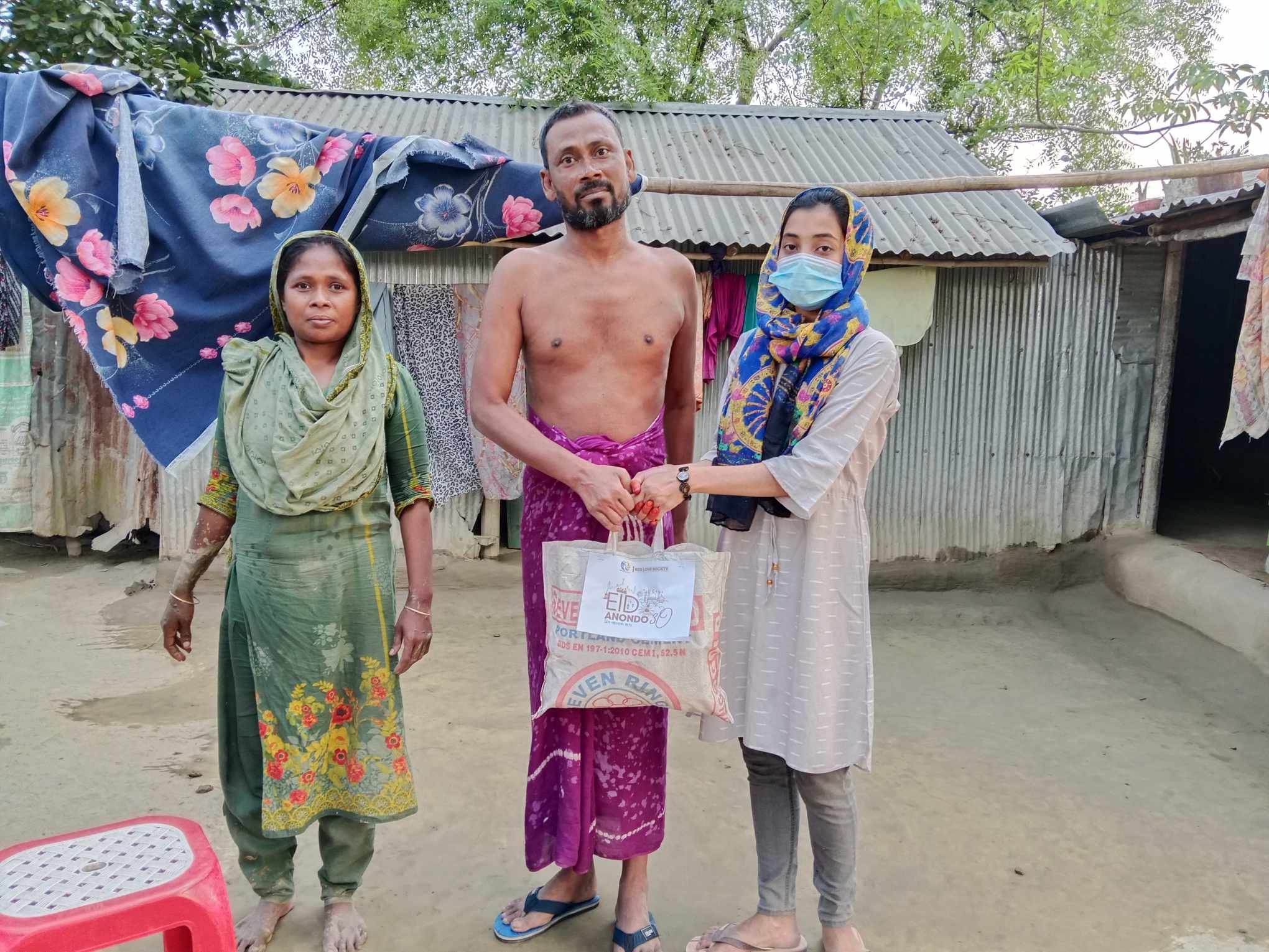 মানুষের পাশে রেড লাভ সোসাইটি