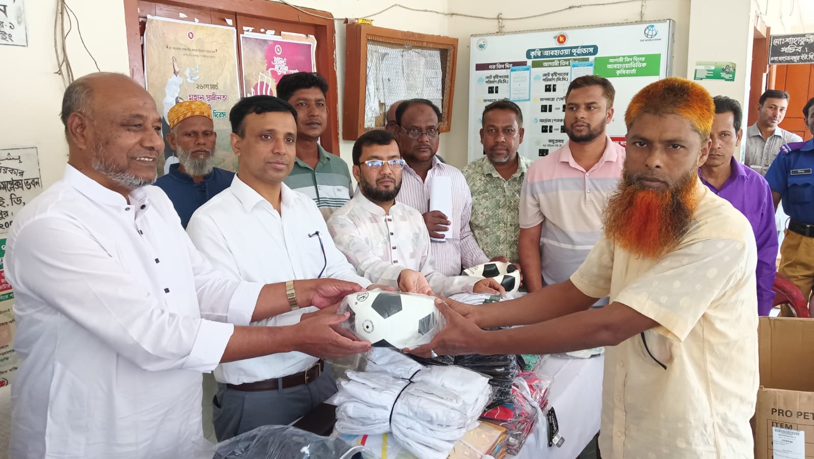 মহাজনপুর ইউনিয়ন পরিষদের উদ্যোগে ক্রীড়া-সামগ্রী বিতরণ