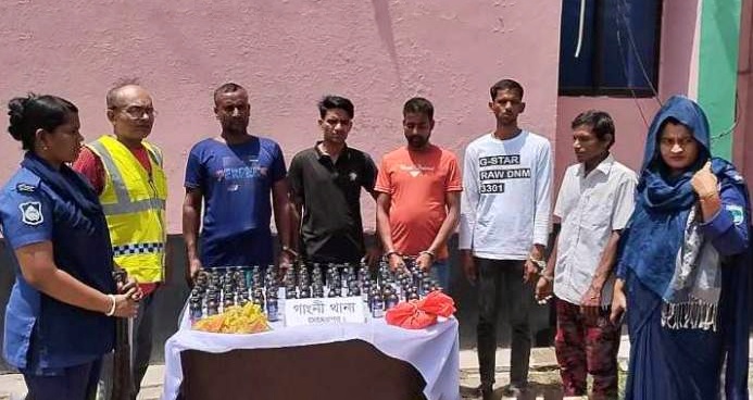 গাংনীতে ফেনসিডিল ও গাঁজাসহ পাঁচ যুবক আটক