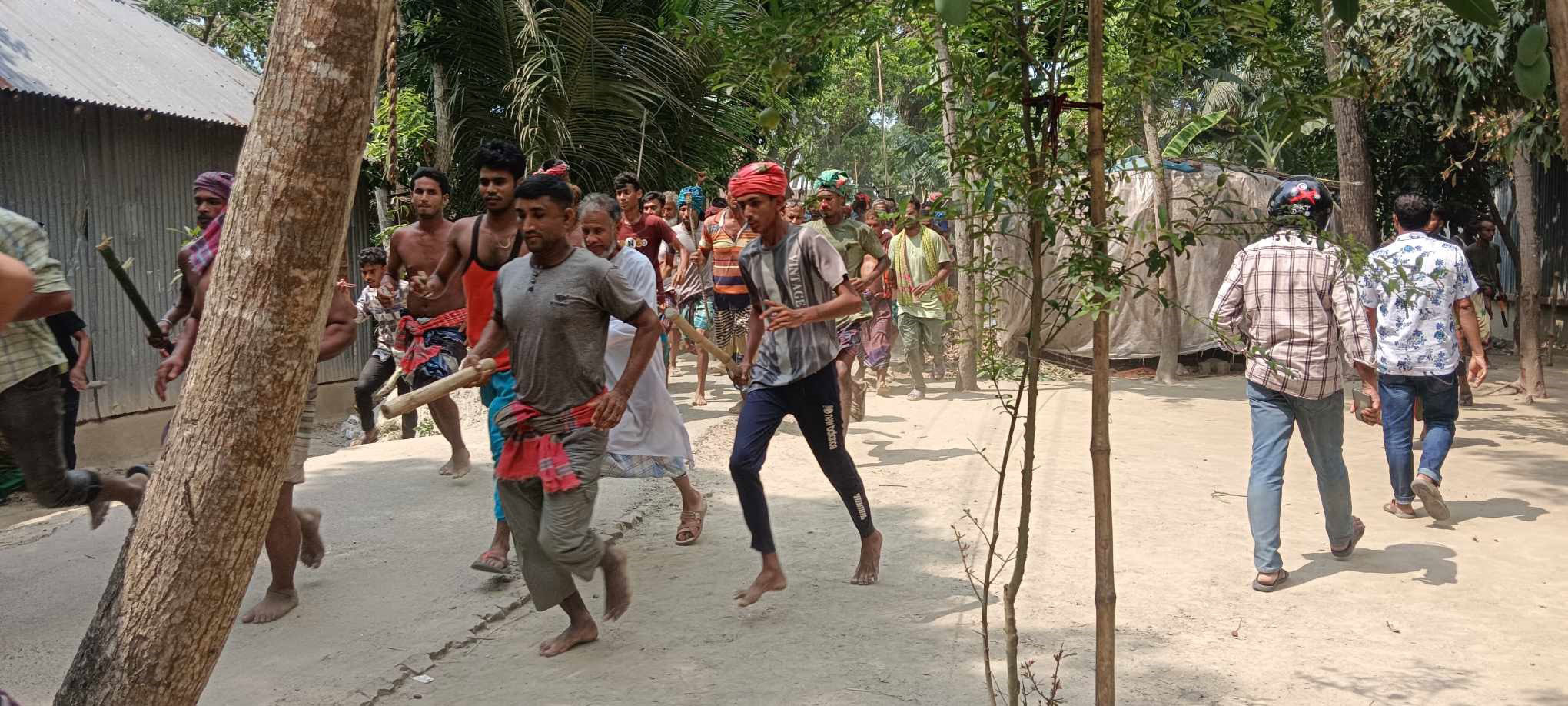 ঝিনাইদহের শৈলকুপায় নির্বাচনী সহিংসতা; ৩০টি বাড়ি ভাঙচুর, আহত ৫