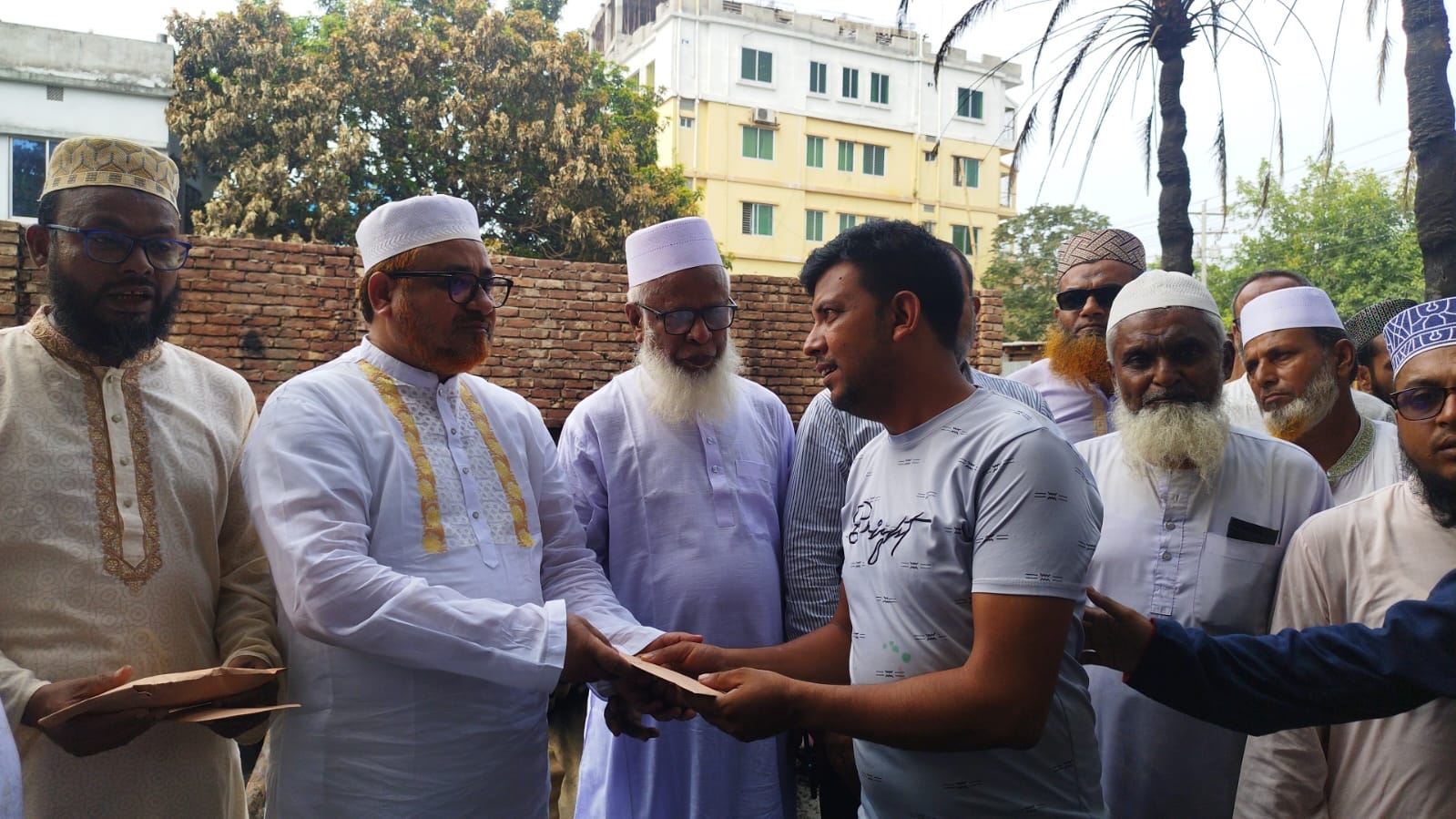 জীবননগরে আগুনে ক্ষতিগ্রস্তদের ১ লাখ ২০ হাজার টাকা সহায়তা দিলো জামায়াত