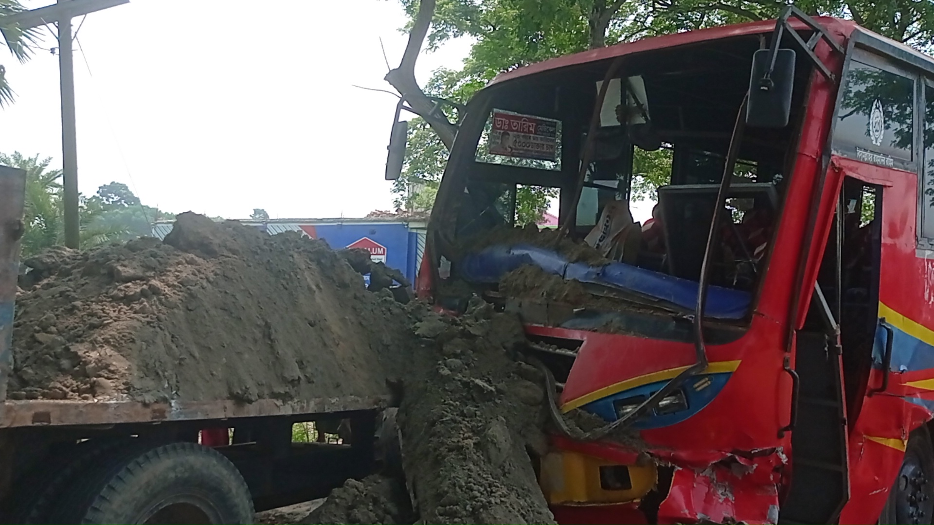 সরোজগঞ্জে সড়ক দুর্ঘটনা, অল্পের জন্য রক্ষা পেল বহু প্রাণ