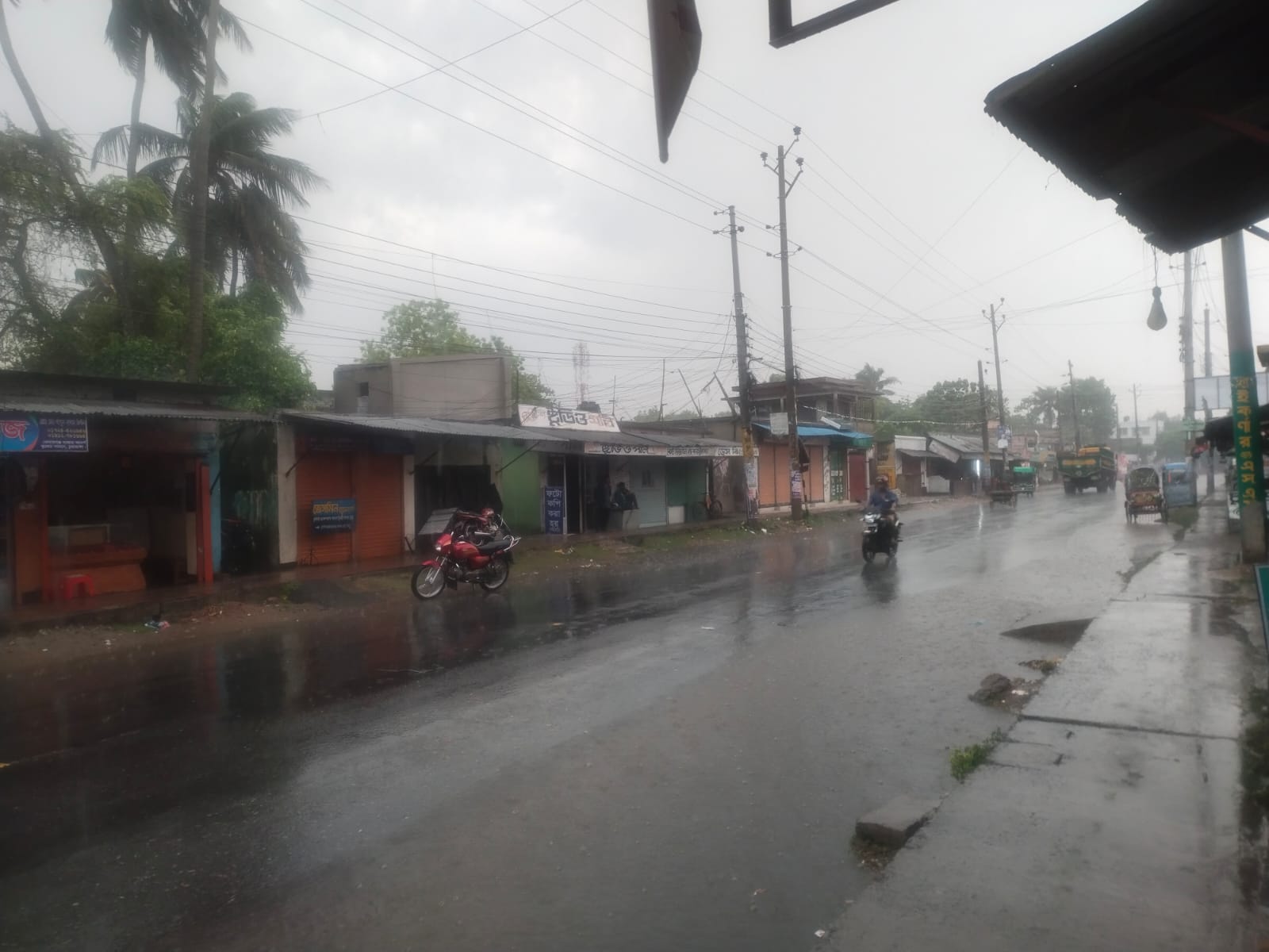 চুয়াডাঙ্গায় টানা ৩৭ দিন তাপদাহের পর দমকা হাওয়া, বজ্রসহ শিলাবৃষ্টি