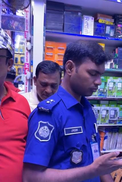 দর্শনায় দোকান থেকে ৭২টি মোবাইল চুরির অভিযোগ