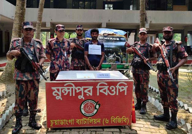 দামুড়হুদা সীমান্তে দুটি স্বর্ণের বারসহ চোরাকারবারি আটক