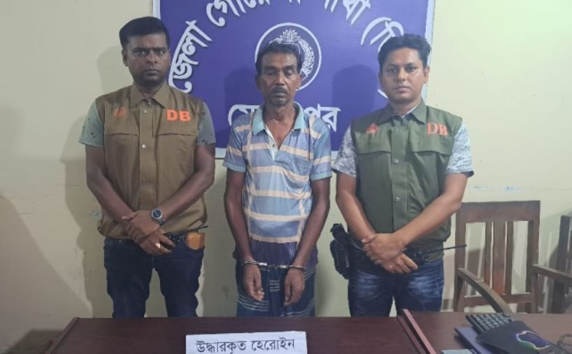 ইজিবাইক চালাকের আড়ালে বিক্রি করতেন হেরোইন
