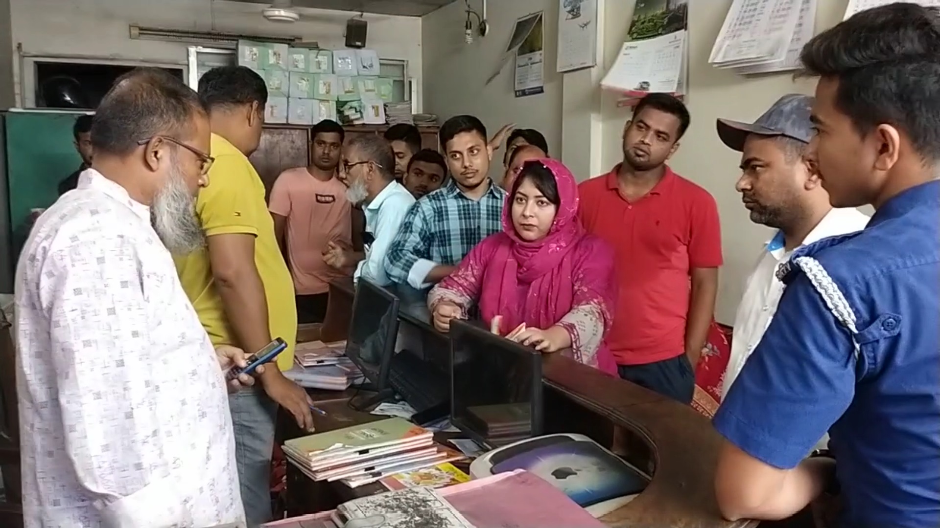 চুয়াডাঙ্গায় ও মেহেরপুরে বাড়তি ভাড়া প্রতিরোধে বাস কাউন্টার পরিদর্শনে ভিজিলেন্স টিম