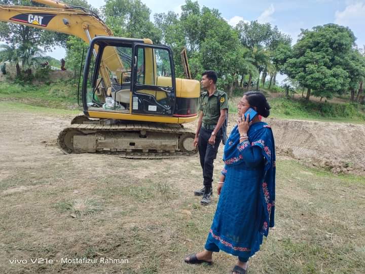 আলমাডাঙ্গায় ফসলি জমির মাটি কেটে ইটভাটায় বিক্রি