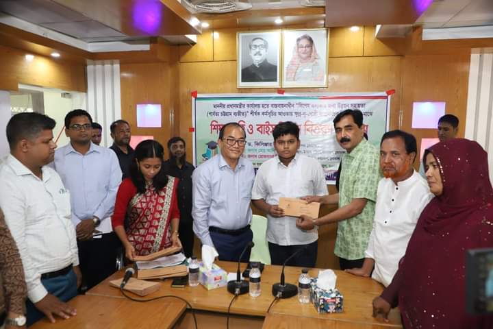 দামুড়হুদায় ক্ষুদ্র নৃ-গোষ্ঠী সম্প্রদায়ের শিক্ষার্থীদের মাঝে শিক্ষাবৃত্তি ও বাইসাইকেল বিতরণ