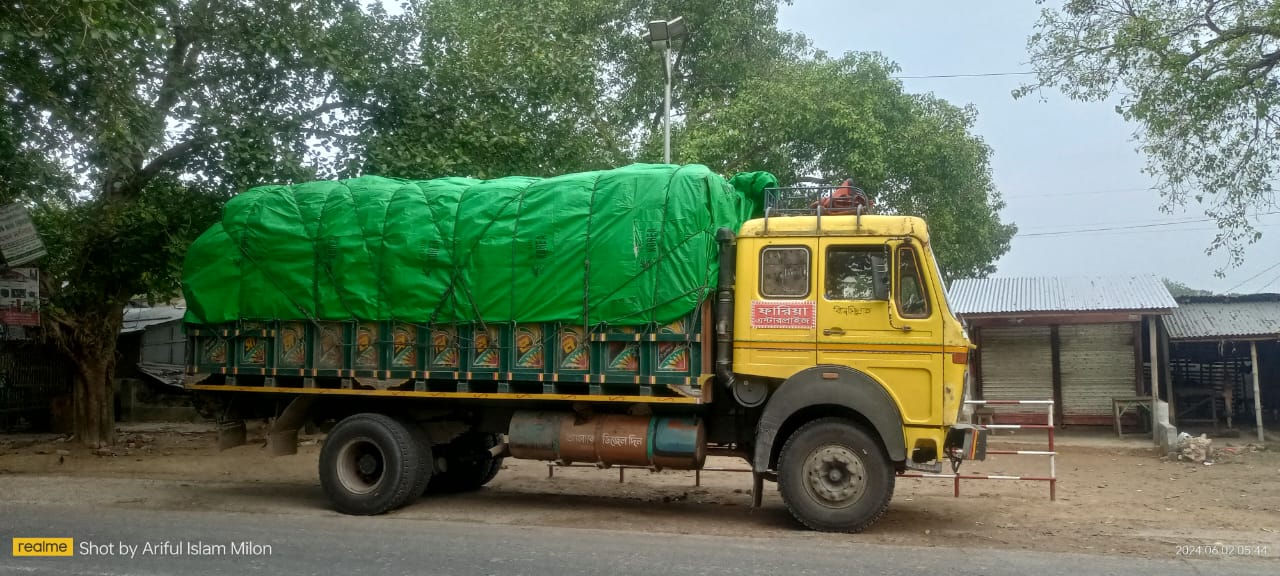 ডুগডুগী বাজারে ট্রাক থেকে গম চুরি!
