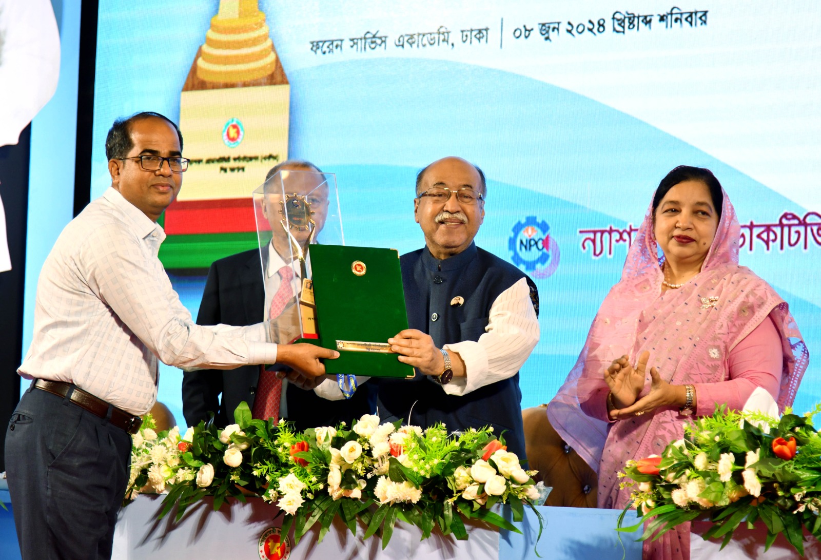 অ্যাওয়ার্ড পেলেন কেরু চিনিকলের এমডি মোশারফ হোসেন