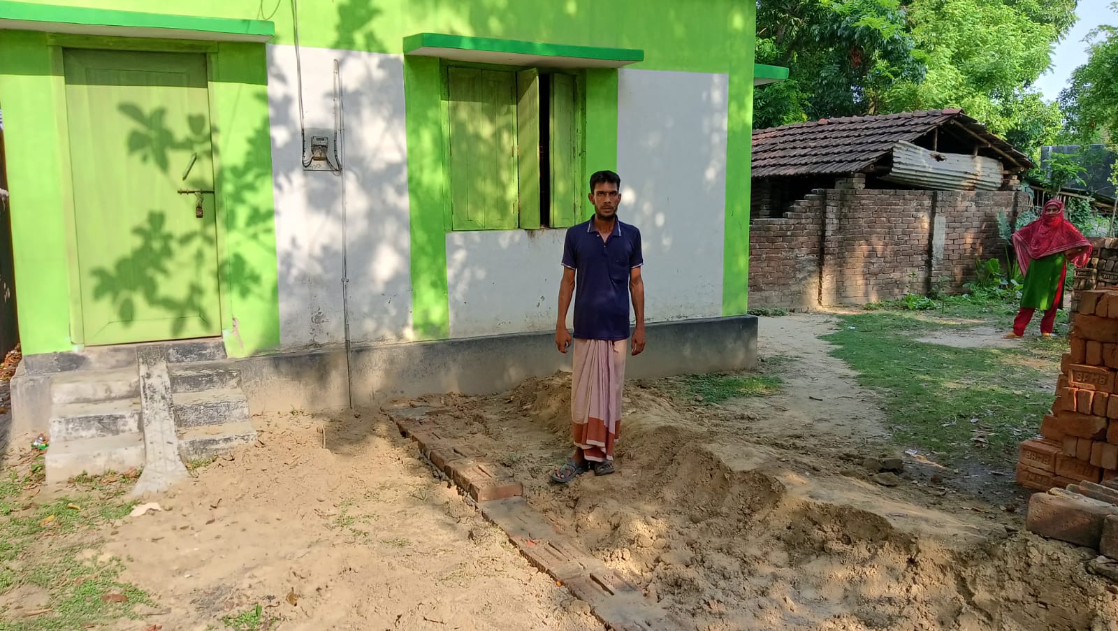 প্রতিবন্ধীর বাড়ির রাস্তা বন্ধ করে প্রাচীর দেওয়ার অভিযোগ