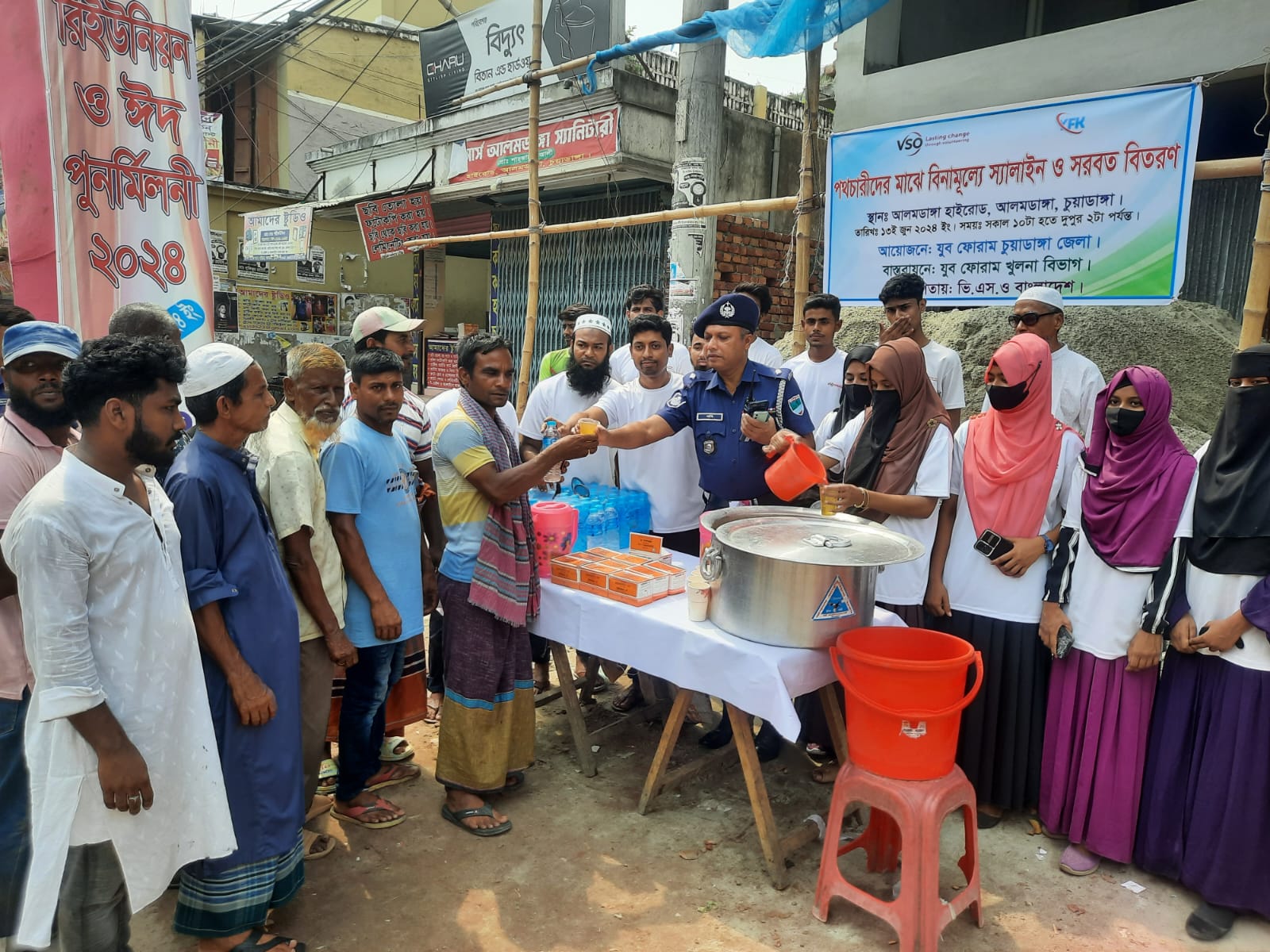 আলমডাঙ্গায় পথচারীদের মাঝে স্যালাইন ও শরবত বিতরণ