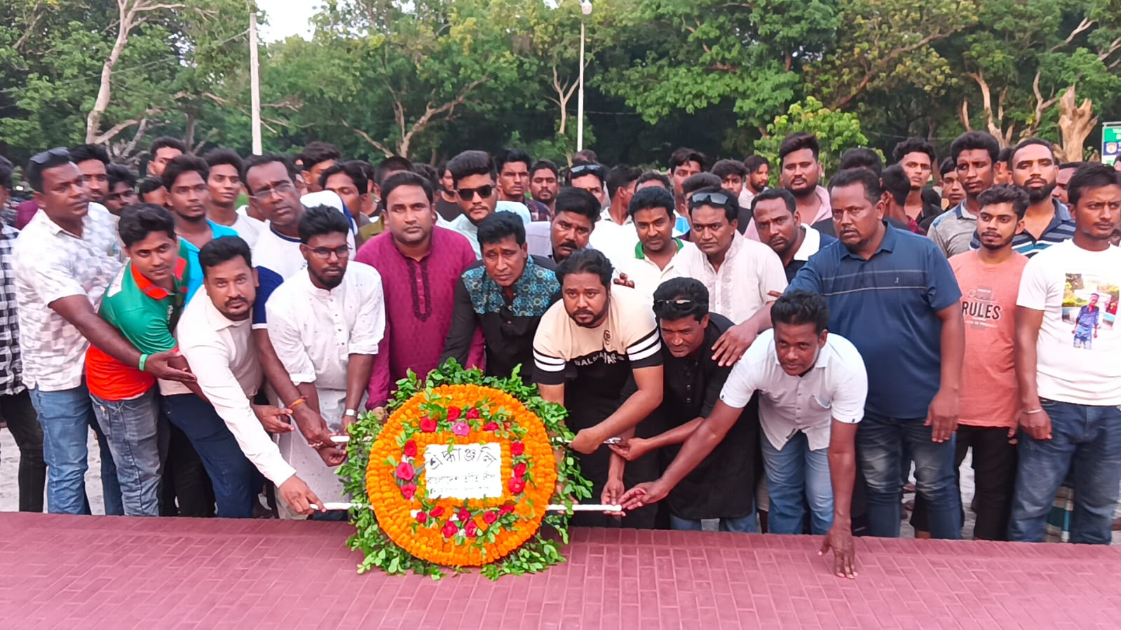 মুজিবনগর স্মৃতিসৌধে তাঁতী লীগের পুষ্পমাল্য অর্পণ