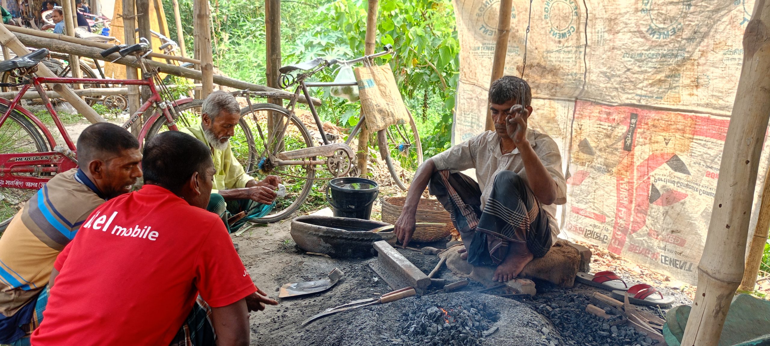 ঈদ সামনে রেখে কামারদের কর্মব্যস্ততা