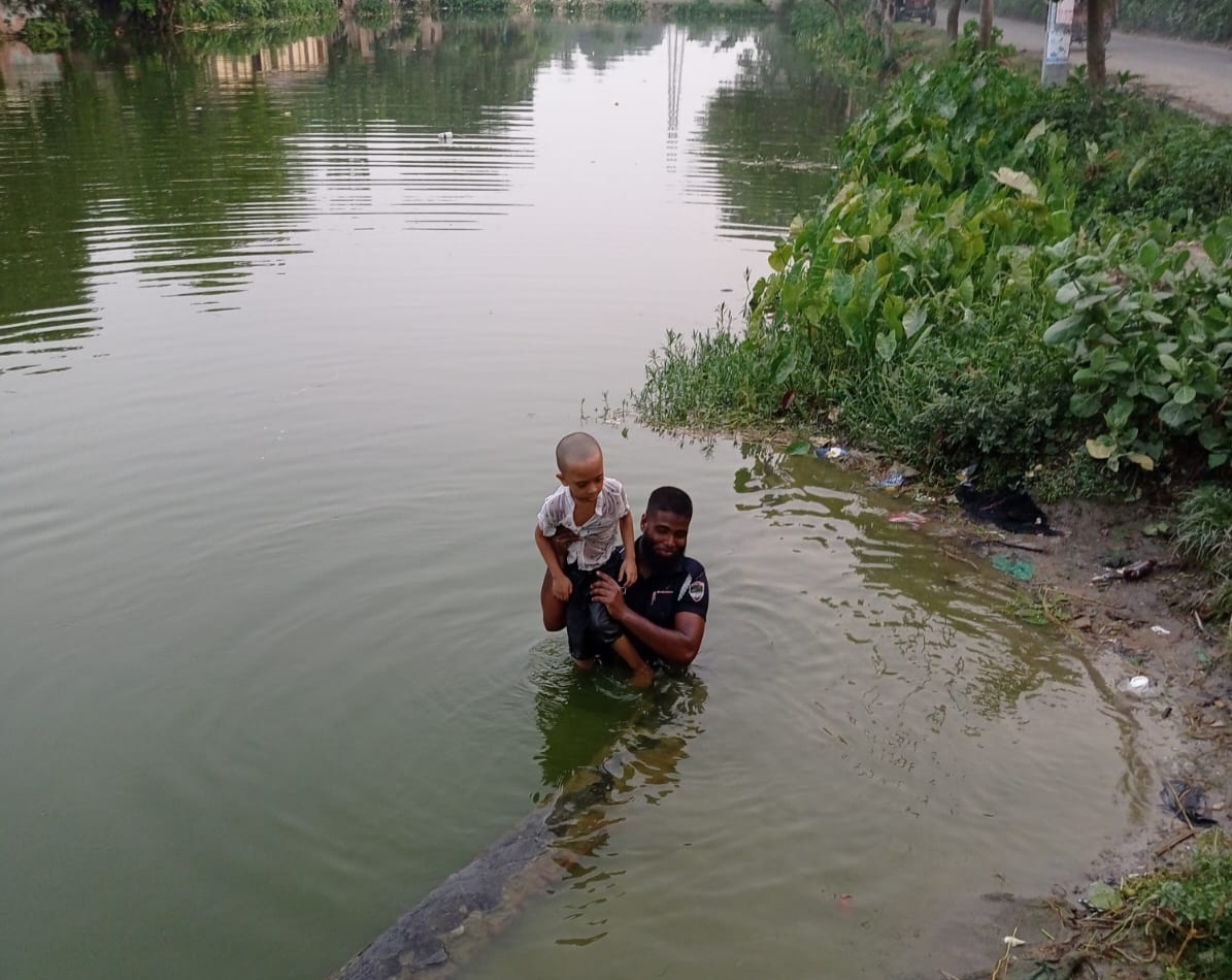 পানিতে ডুবে যাওয়া শিশুকে উদ্ধার করল দুই পুলিশ সদস্য