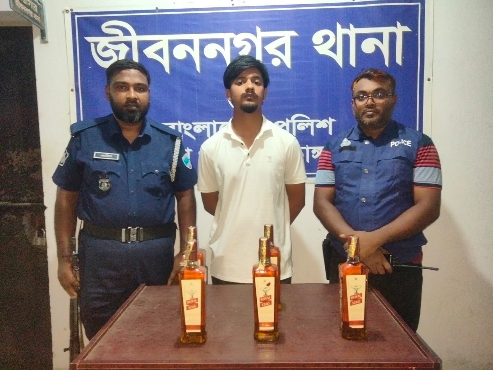 জীবননগরে ৬ বোতল ভারতীয় মদসহ যুবক গ্রেপ্তার