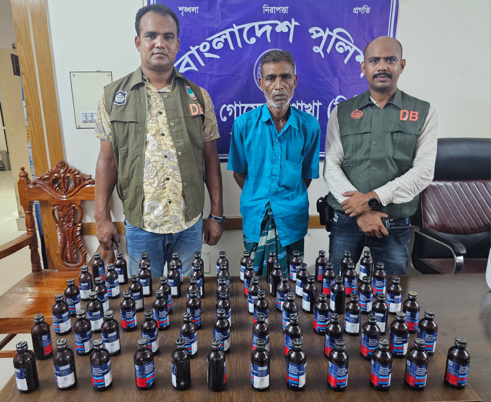জীবননগরে ডিবি পুলিশের অভিযানে ফেনসিডিল উদ্ধার; আটক ১