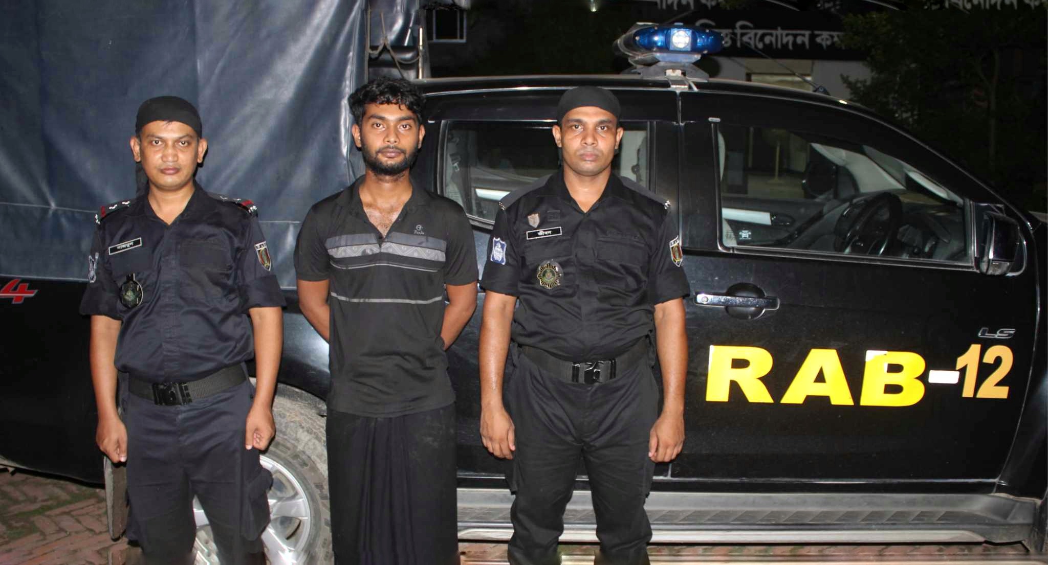 গাংনীতে র‌্যাবের অভিযানে নাটোরের হত্যা মামলার আসামি গ্রেপ্তার