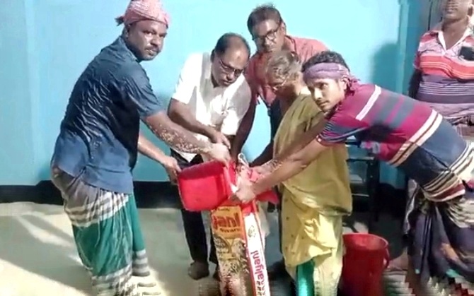 গাংনীর ধানখোলা ইউপিতে ভিজিএফের চাল বিতরণ