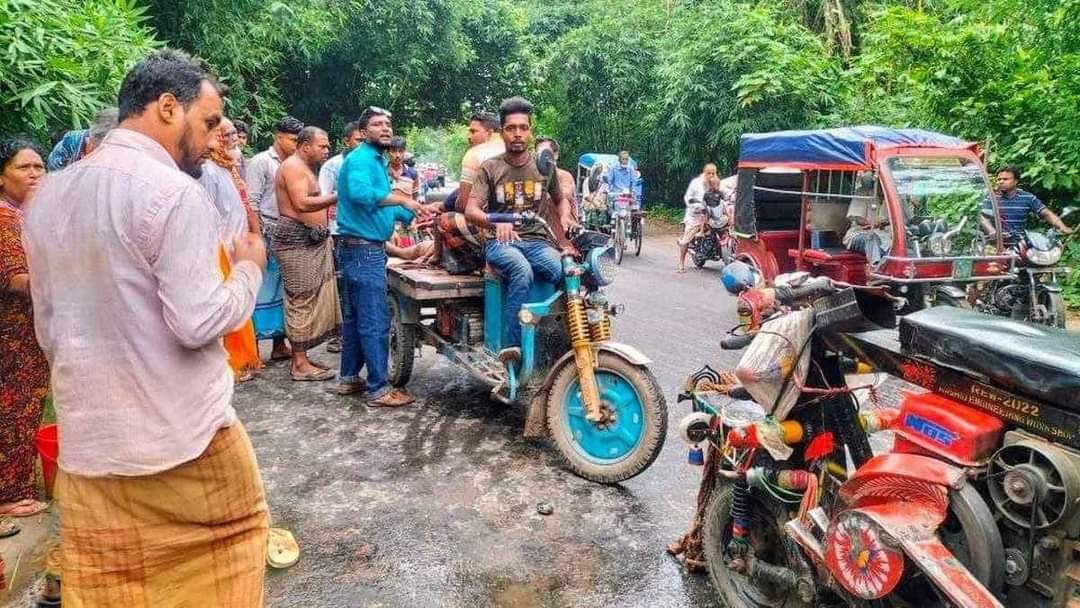 দামুড়হুদার জয়রামপুরে দুই আলমসাধুর মুখোমুখি সংঘর্ষ