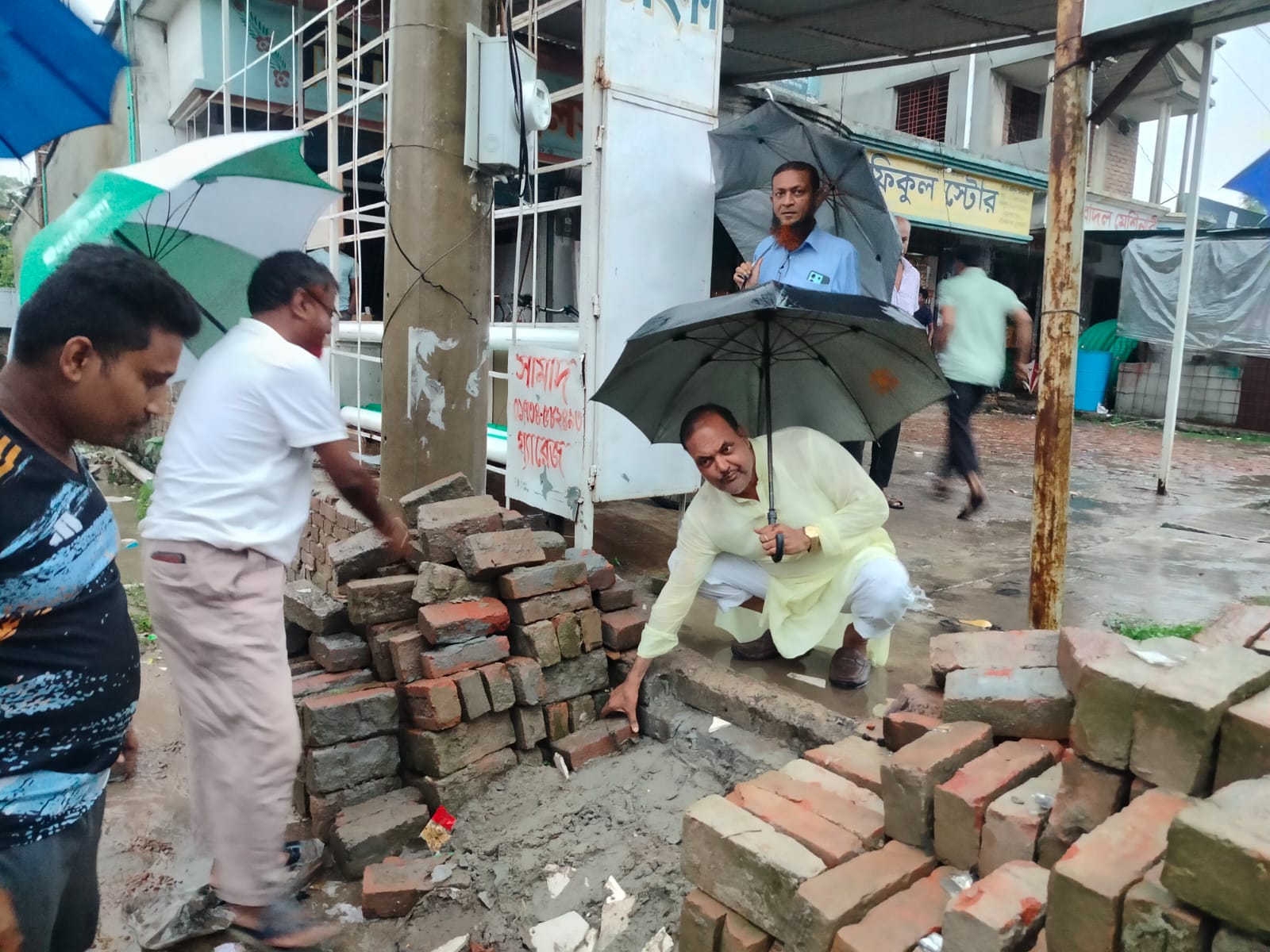 জীবননগরে সড়কের পাশের ড্রেন পরিষ্কার করলেন পৌর মেয়র