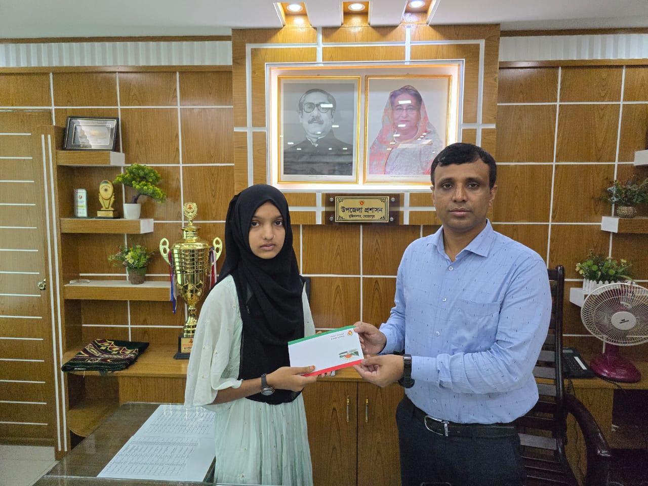 দরিদ্র মেধাবী শিক্ষার্থীর পাশে দাঁড়ালেন মুজিবনগরের ইউএনও