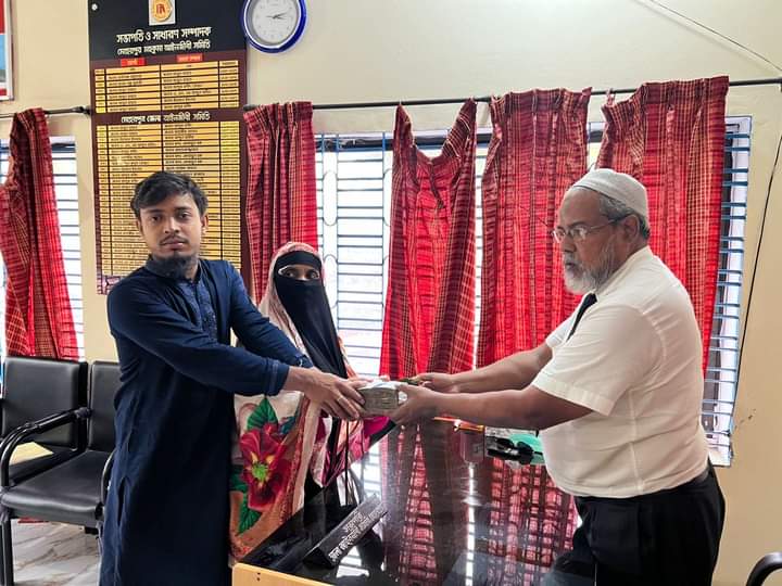 মেহেরপুরে আইনজীবী কল্যাণ তহবিলের চেক প্রদান