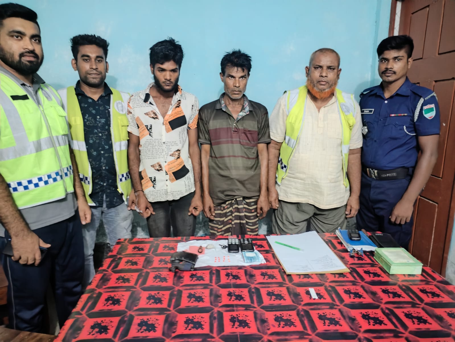 দামুড়হুদায় ১২ পিস ইয়াবাসহ দুজন আটক