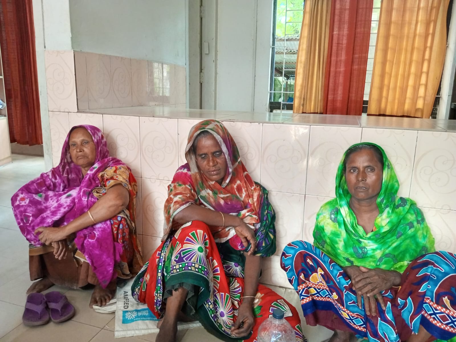 দামুড়হুদায় পাচারকারী সন্দেহে তিন নারী আটক
