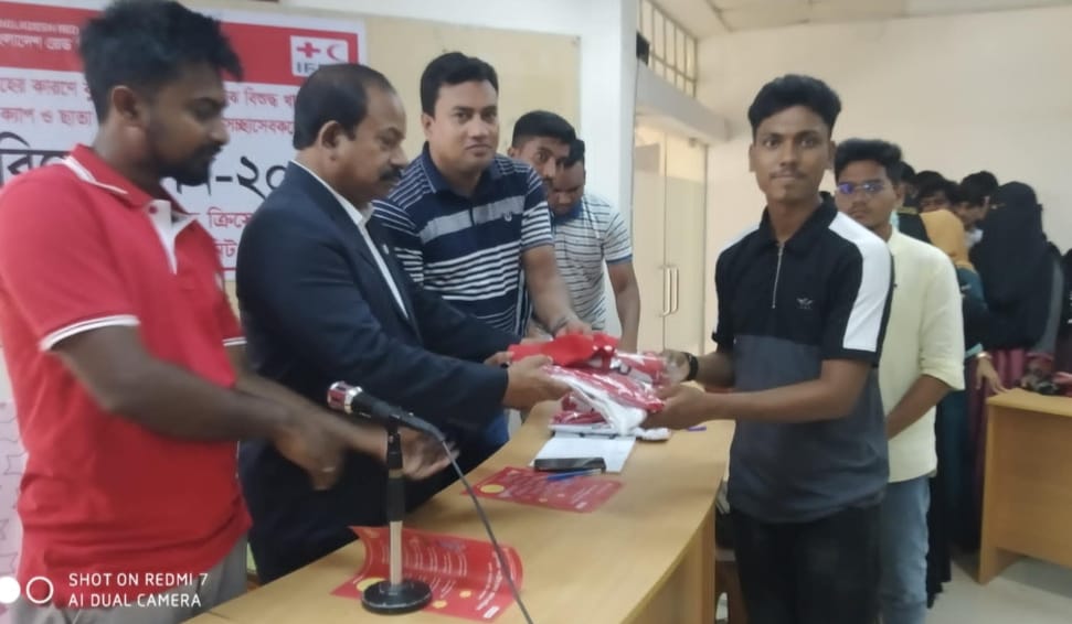 মেহেরপুরে স্বেচ্ছাসেবকদের মাঝে ছাতা বিতরণ