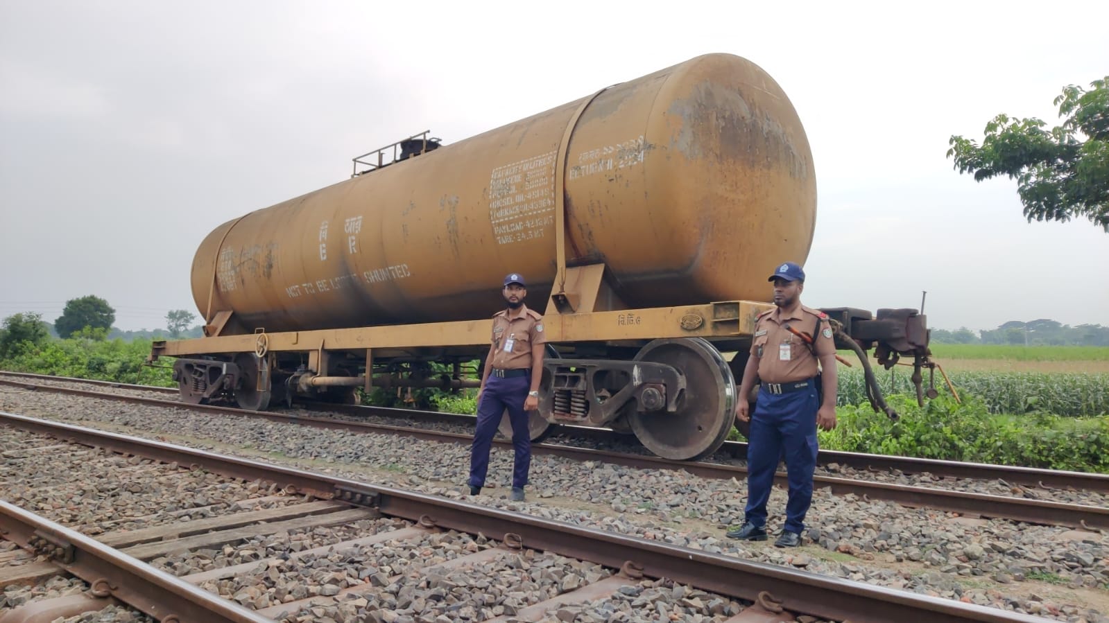 আলমডাঙ্গার মুন্সিগঞ্জে জ্বালানি তেলবাহী ট্রেন লাইনচ্যুত