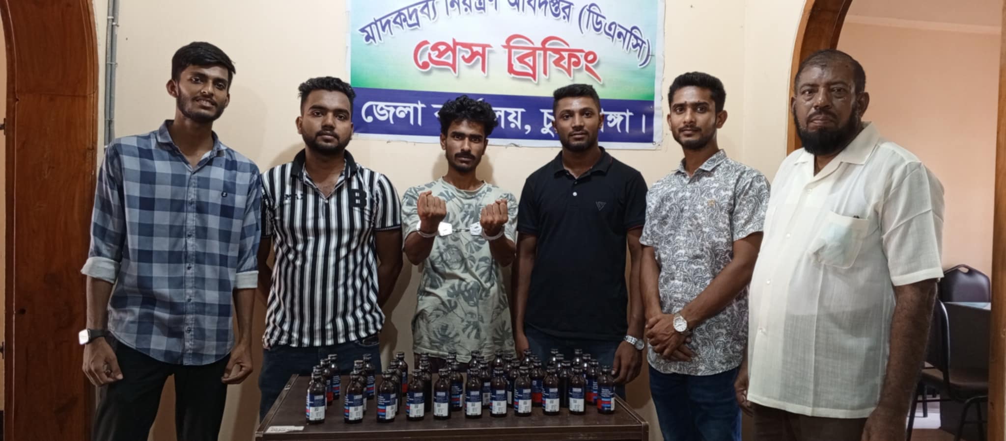 চুয়াডাঙ্গায় ৪১ বোতল ফেনসিডিলসহ মাদক কারবারি আটক