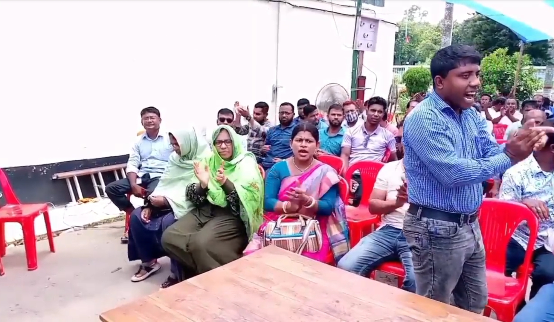 মেহেরপুর পল্লী বিদ্যুৎ সমিতির কর্মচারীদের অবস্থান কর্মসূচি