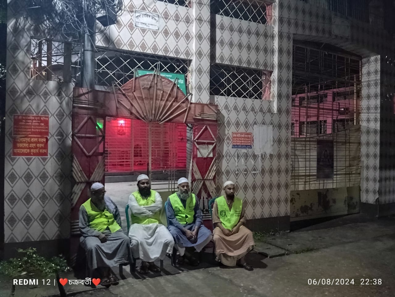চুয়াডাঙ্গায় মন্দির পাহারার ইসলামী আন্দোলনের সদস্যরা