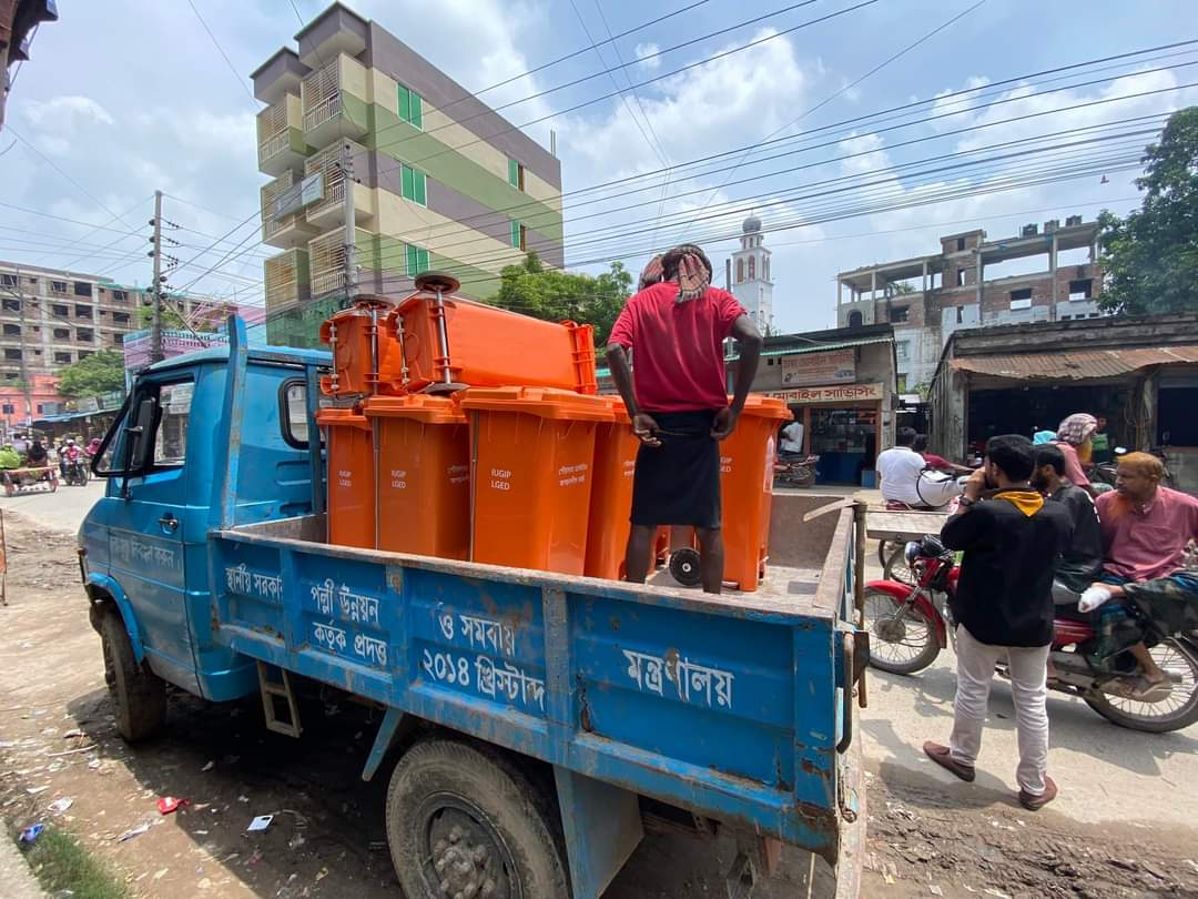 আলমডাঙ্গা শহরের মোড়ে মোড়ে ডাস্টবিন স্থাপন