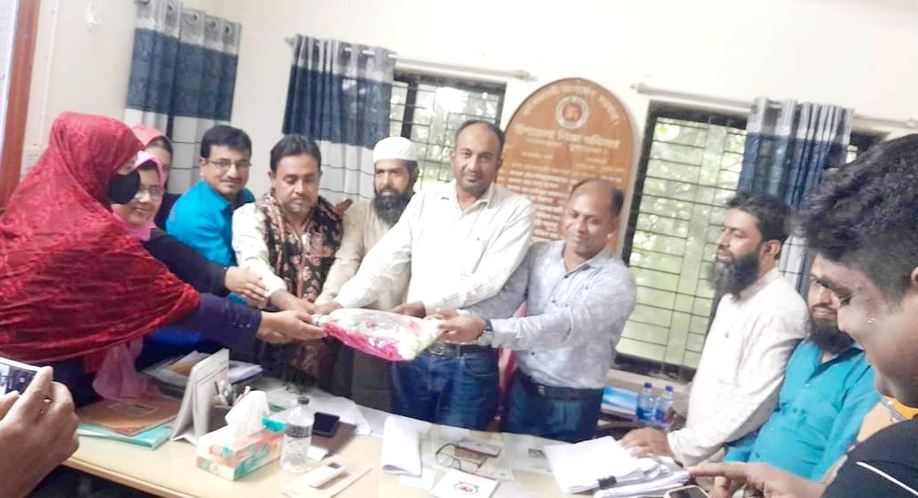 আলমডাঙ্গায় শিক্ষা অফিসারের সঙ্গে শিক্ষক সমিতির সাক্ষাৎ