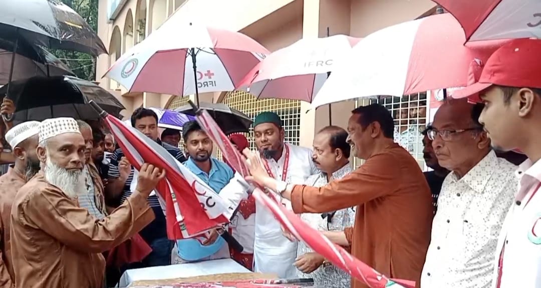 মেহেরপুর রেড ক্রিসেন্ট ইউনিটের উদ্যোগে ছাতা বিতরণ